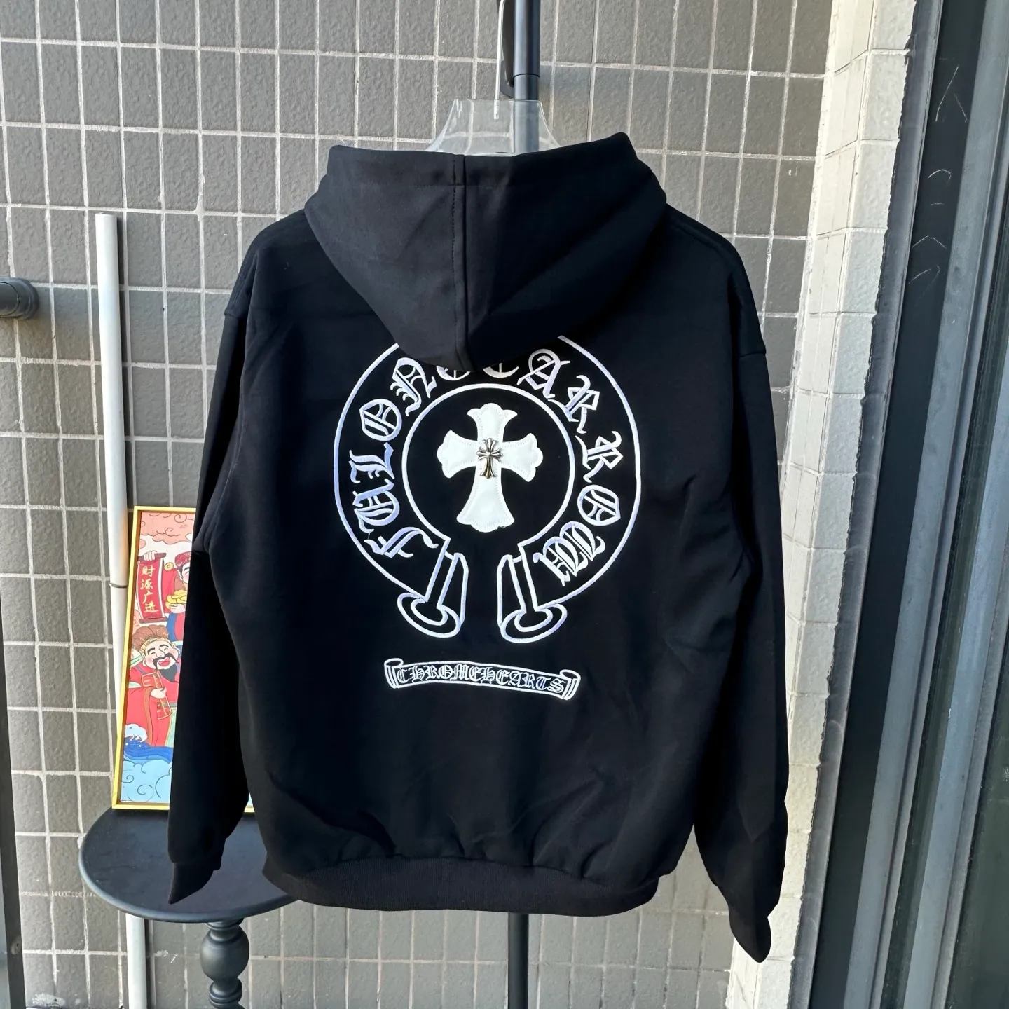 P320 Style No.: TT108 𝗖𝗵𝗿𝗼𝗺𝗲 𝗛𝗲𝗮𝗿𝘁𝘀/Cro Xin 2025 washed and burnt patch embroidered autumn and winter new original single counter American patchwork 3D three-dimensional couple casual cardigan plus velvet sweatshirt 👑The highest version! Customized fabric 480g tripe terry fabric! American acid-washed and distressed original fabric, laser burning + patch embroidery, exquisite embroidery of letters! The best-selling model in the counter, very comfortable to wear. Accessories: original molded and authenticated collar label➕100% silk wash label. Genuine purchase-grade original hangtag➕matching hanging rope➕3D hanging beads➕original packaging bag. Craftsmanship: The original version has consistent wiring! The highest version of the armhole matching technique! Color: Black Size: S M L XL